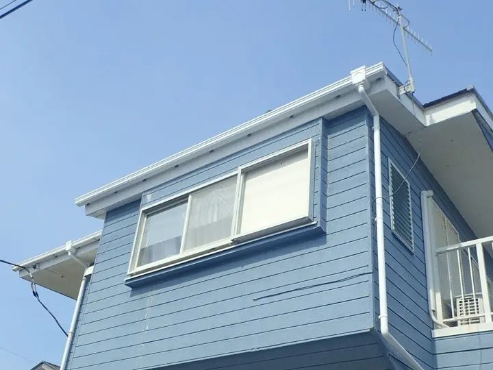 損壊した雨樋の復旧工事とケイカル板の補修工事が完工した住宅の外観