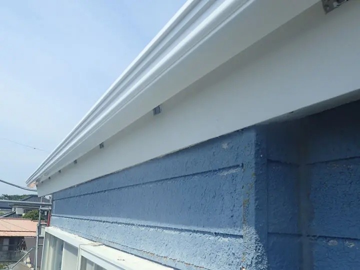 損壊した雨樋の復旧工事とケイカル板の補修工事後の状態