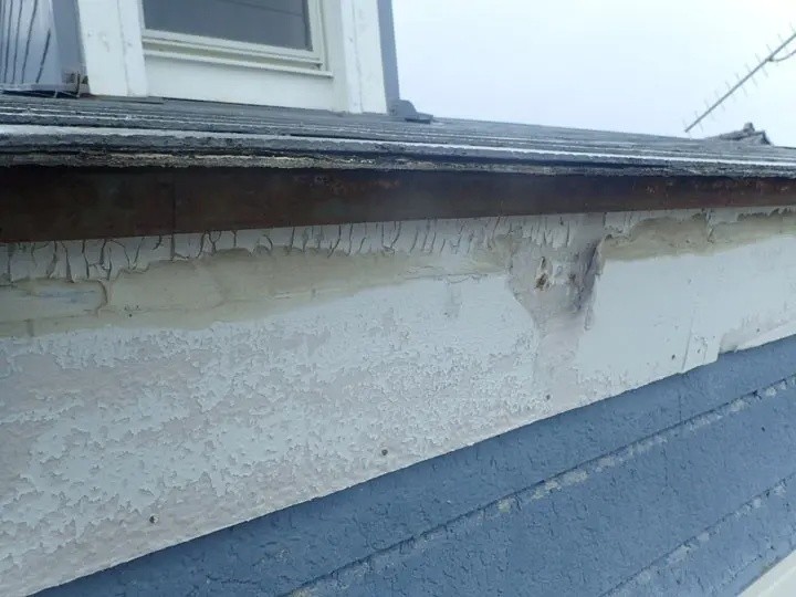 破風板として使用したケイカル板の一部も剥がれている状態