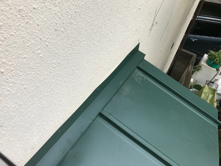 立平葺きの屋根材を取り付け後の状態