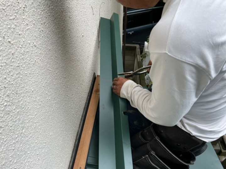 立平葺きの屋根材の加工作業の風景