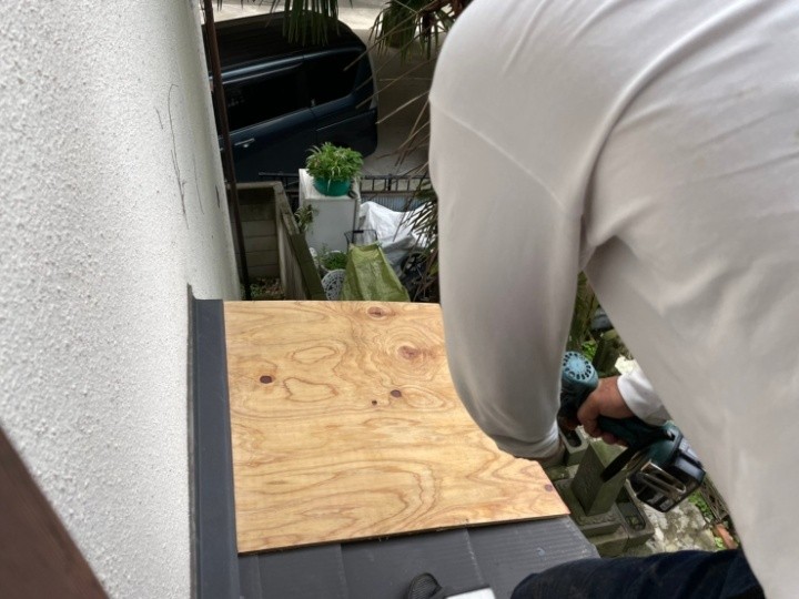 野地板の設置作業