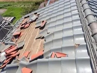 台風15号で損傷した瓦屋根