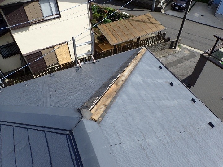 木製の貫板は雨水を吸収して黒く変色