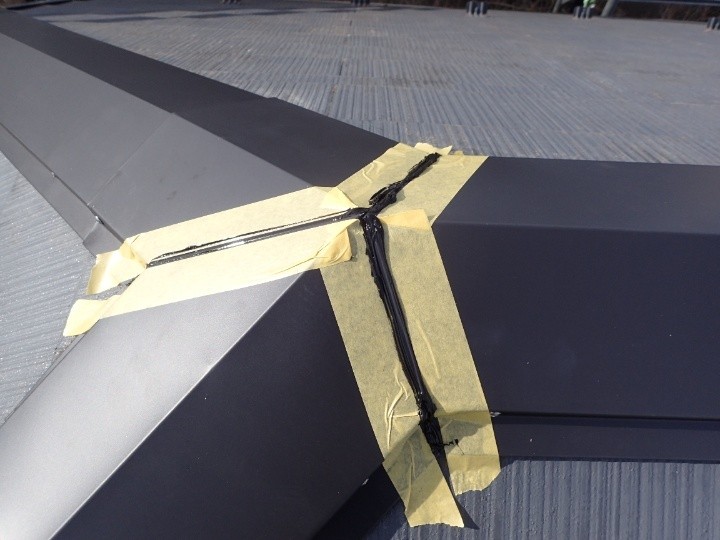 棟板金のつなぎ目にコーキング処理