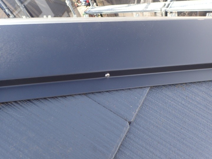 ステンレスビスで棟板金を固定