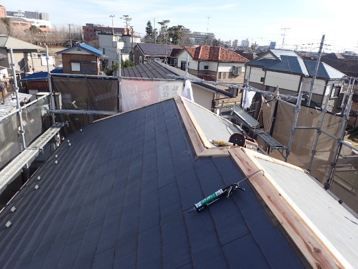 既存の棟板金と貫板を撤去