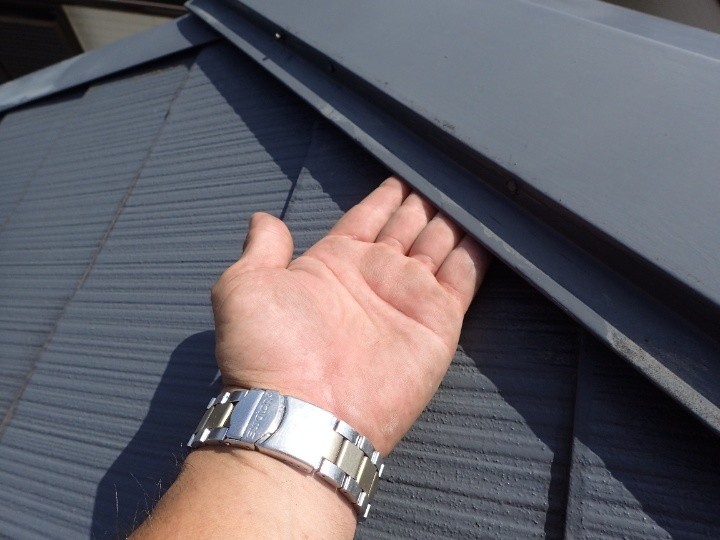 棟板金は手が入るほどの隙間が生じている状態