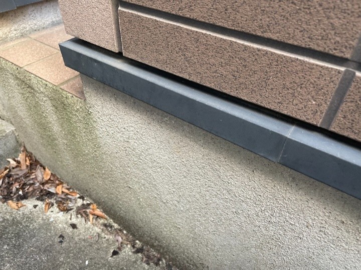 土台水切りに塗膜の劣化が発生