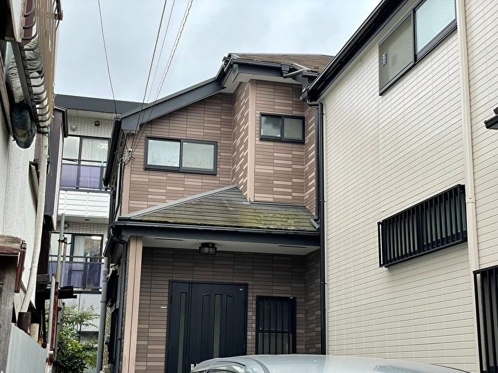 外壁塗装工事前の住宅を点検