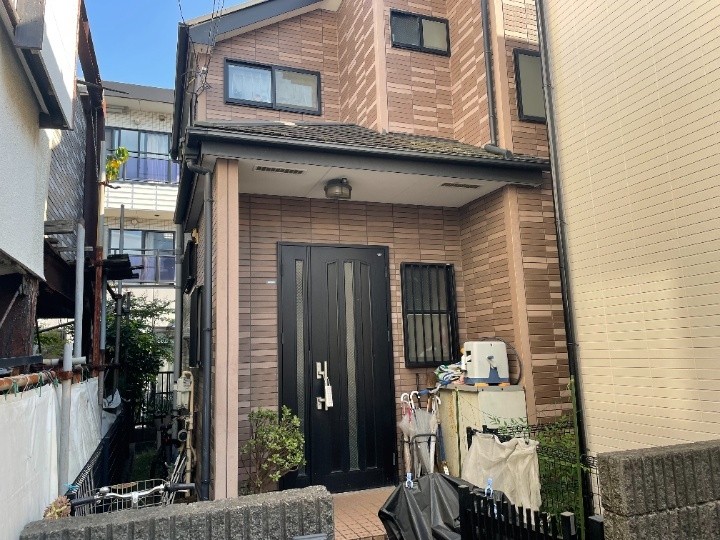 外壁塗装工事前の住宅