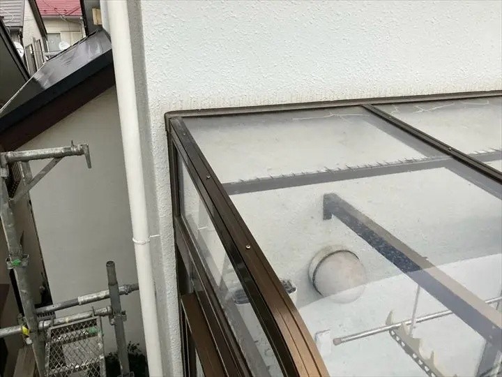 サンルームフレームに設置されたレールのビス止めを撤去