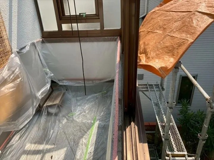 サンルーム内を養生する作業風景