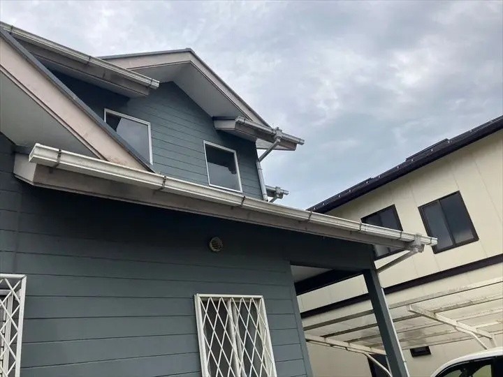 水漏れする雨樋の状態