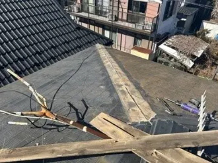 貫板の腐食で固定力が低下し棟板金が飛散した屋根