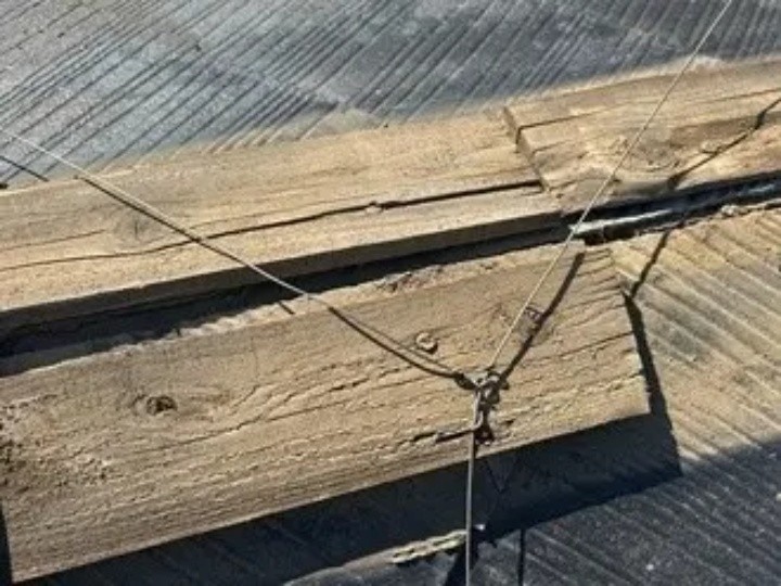 貫板の腐食した状態