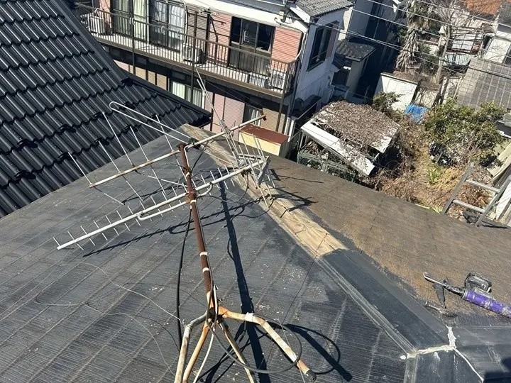 棟板金の一部が飛散して欠損している状態