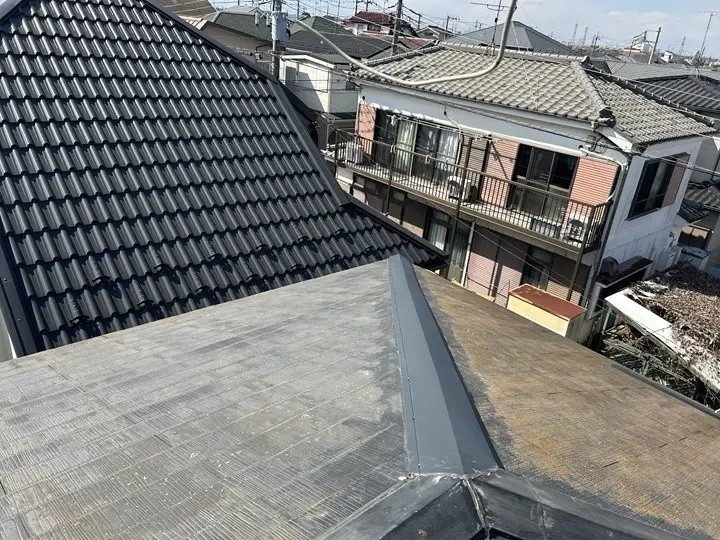 損傷した棟板金の交換工事後の状態