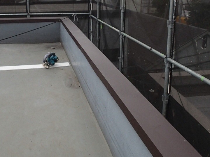 笠木板金を設置した後の状態