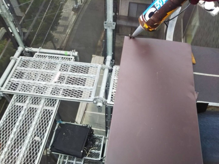 笠木板金の設置する作業工程