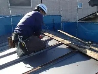 貫板の撤去作業