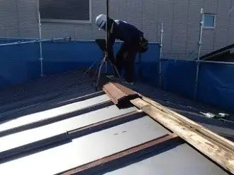 棟板金の撤去作業