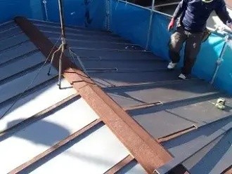 凸部分へのキャップ被せ作業の施工風景