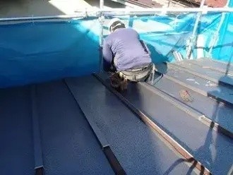 凸部分へのキャップ被せ作業