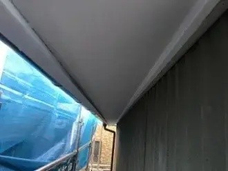 外壁との取り合い部分に廻り縁を取り付け作業した後の状態