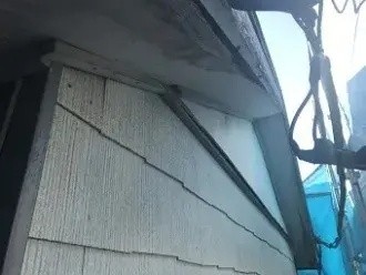 木製の軒天に雨染みが広がっている状態