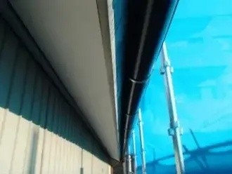 雹害の被害で穴の空いた雨樋