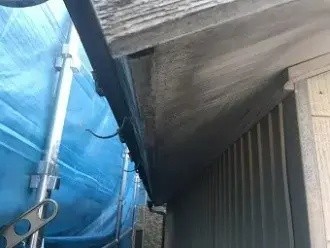 雹害で穴の空いた雨樋