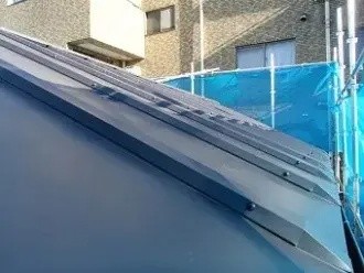 縦葺き仕様の屋根を採用