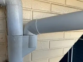 竪樋を取り付ける作業工程