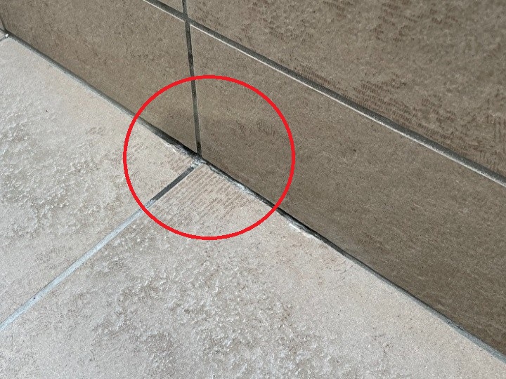 雨染みしている床タイルの接合部分