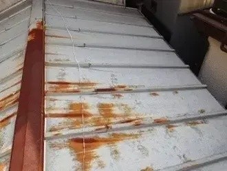 棟付近の上部に錆が進行