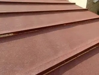 葺き板や瓦棒の凹凸部や棟の周辺に錆が広がっている屋根の状態