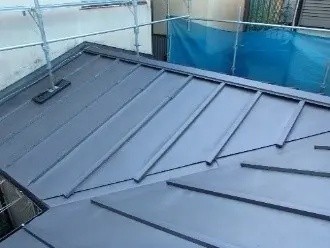 錆びたトタン屋根を生かした屋根カバー工法後の状態