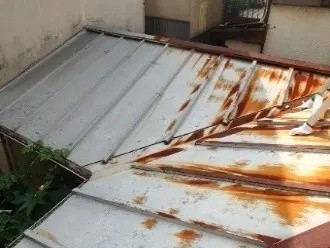 錆びたトタン屋根