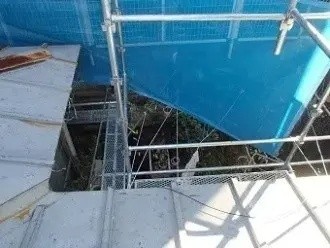 トタン屋根の屋根カバー工法の施工風景