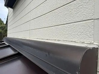 シャッターBOXのコーキング部分が経年によるヒビ割れ発生