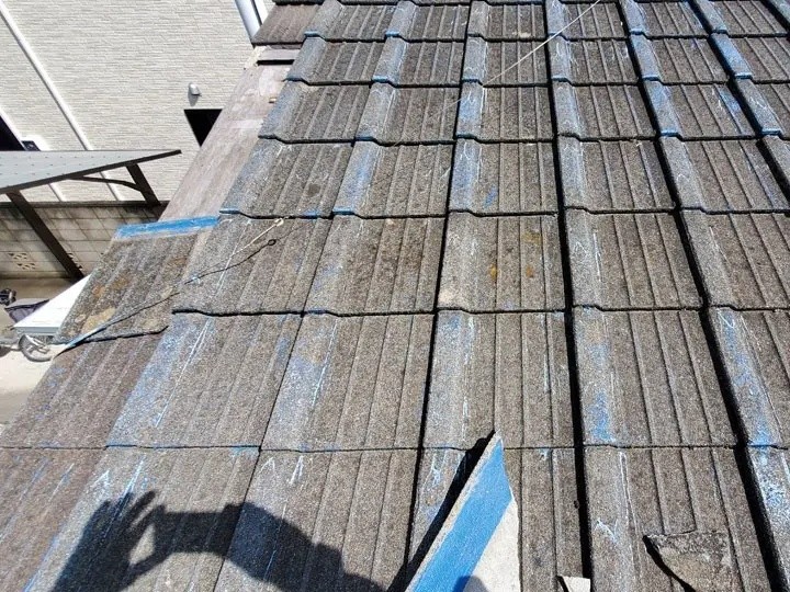 落下したケラバ部分の「袖瓦」により下地が露出し雨水が入りやすい状態