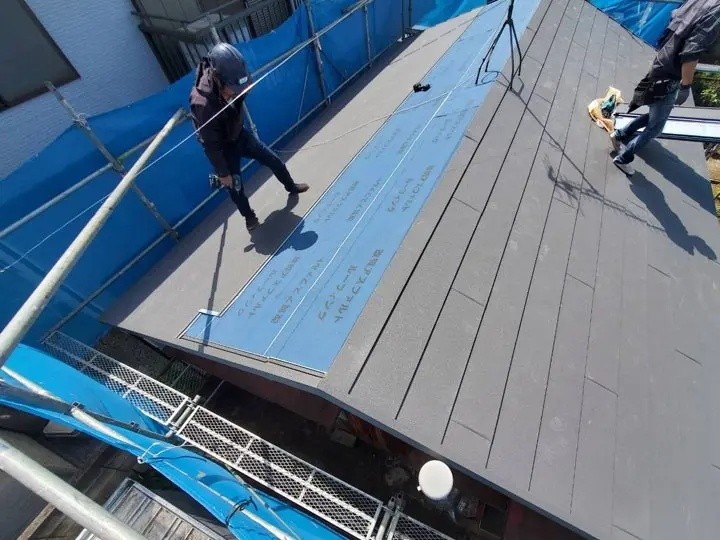 スーパーガルテクトの敷設作業