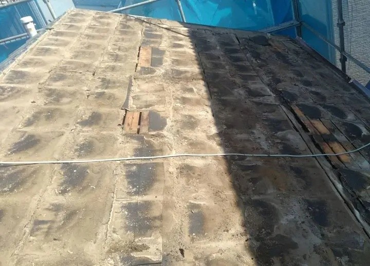 瓦をすべて撤去した後