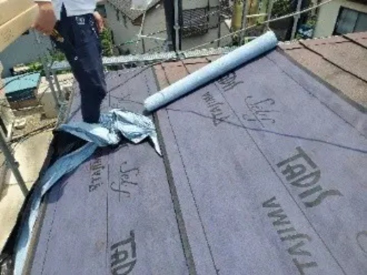 防水紙の田島ルーフィング株式会社製「タディスセルフ」を敷設