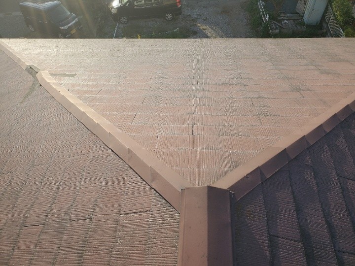 棟板金の一部が飛散している状況