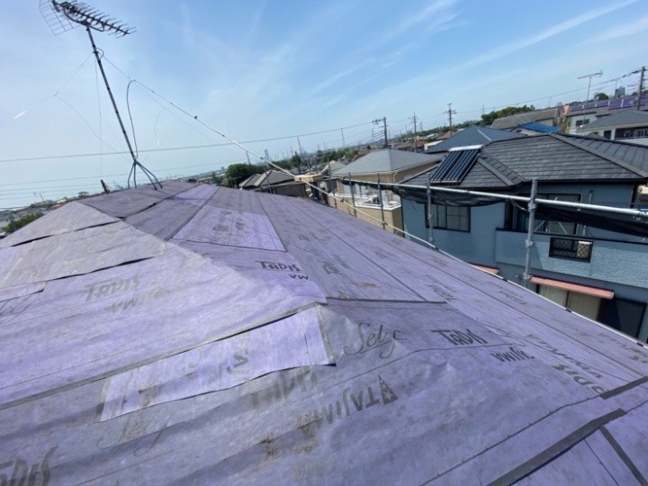 防水紙の敷設が完了した屋根の外観