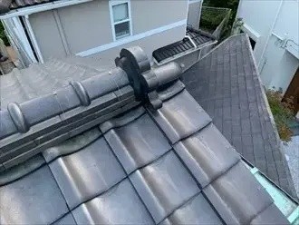 瓦を設置する作業工程