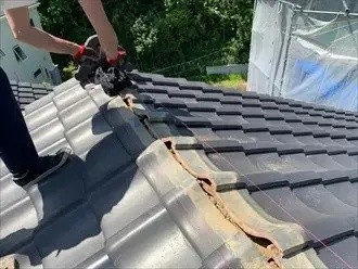 鬼瓦を銅線で吊り直し