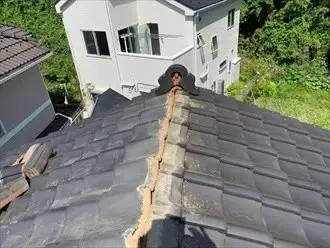 巴瓦（ともえかわら）を元の位置に固定